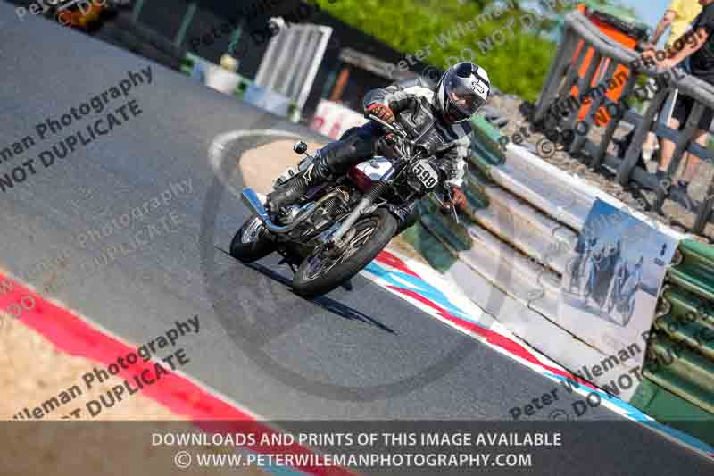 Vintage motorcycle club;eventdigitalimages;mallory park;mallory park trackday photographs;no limits trackdays;peter wileman photography;trackday digital images;trackday photos;vmcc festival 1000 bikes photographs